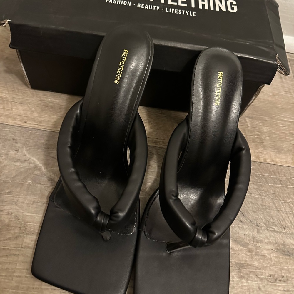 BRAND NEW! Black PU Padded Toe Thong Mid Heeled Mules